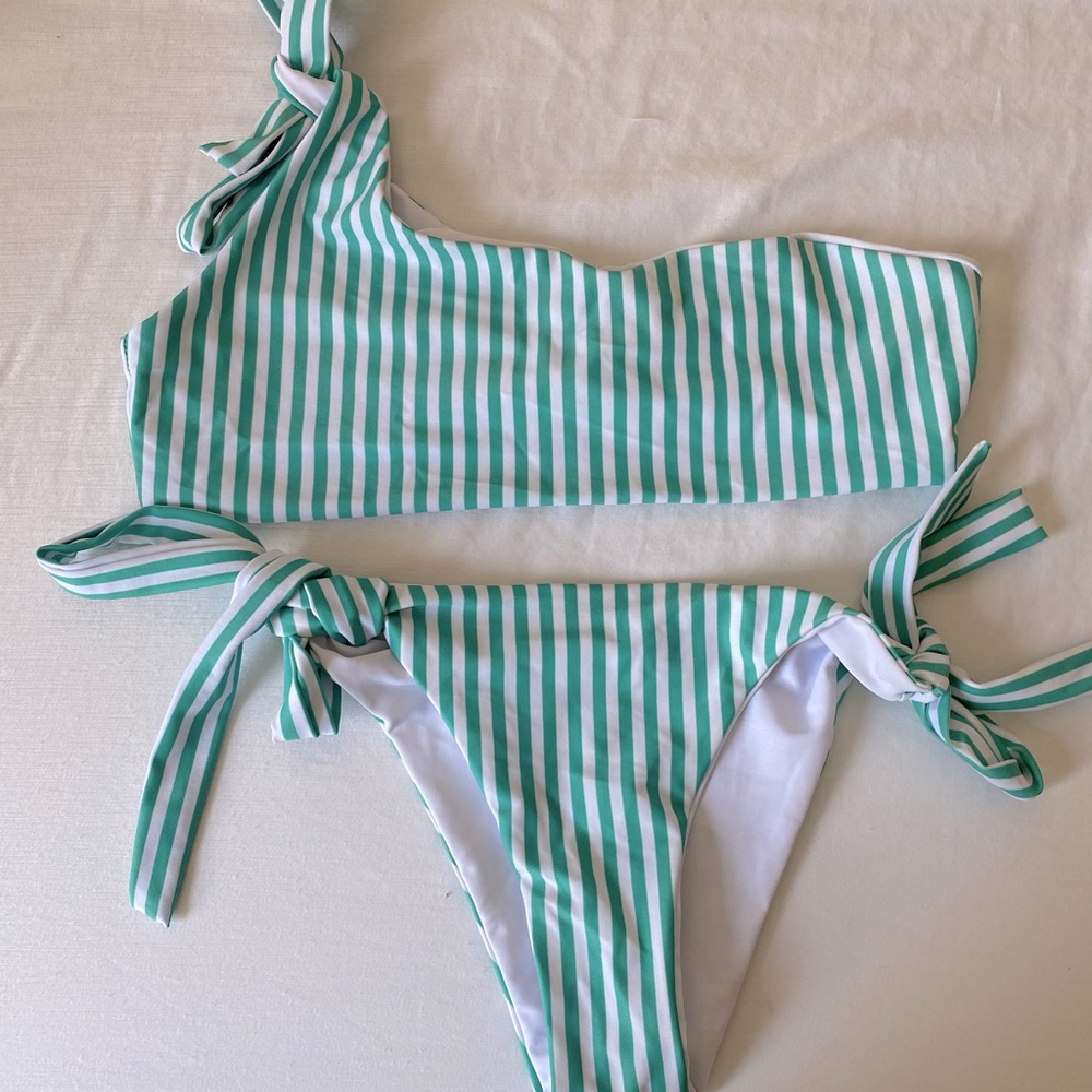 Striped one shoulder bikini